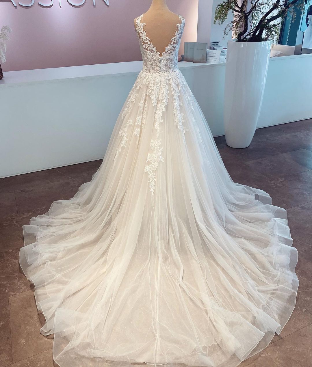 Elegante vestido de novia largo de corte A con escote en V y encaje de tul