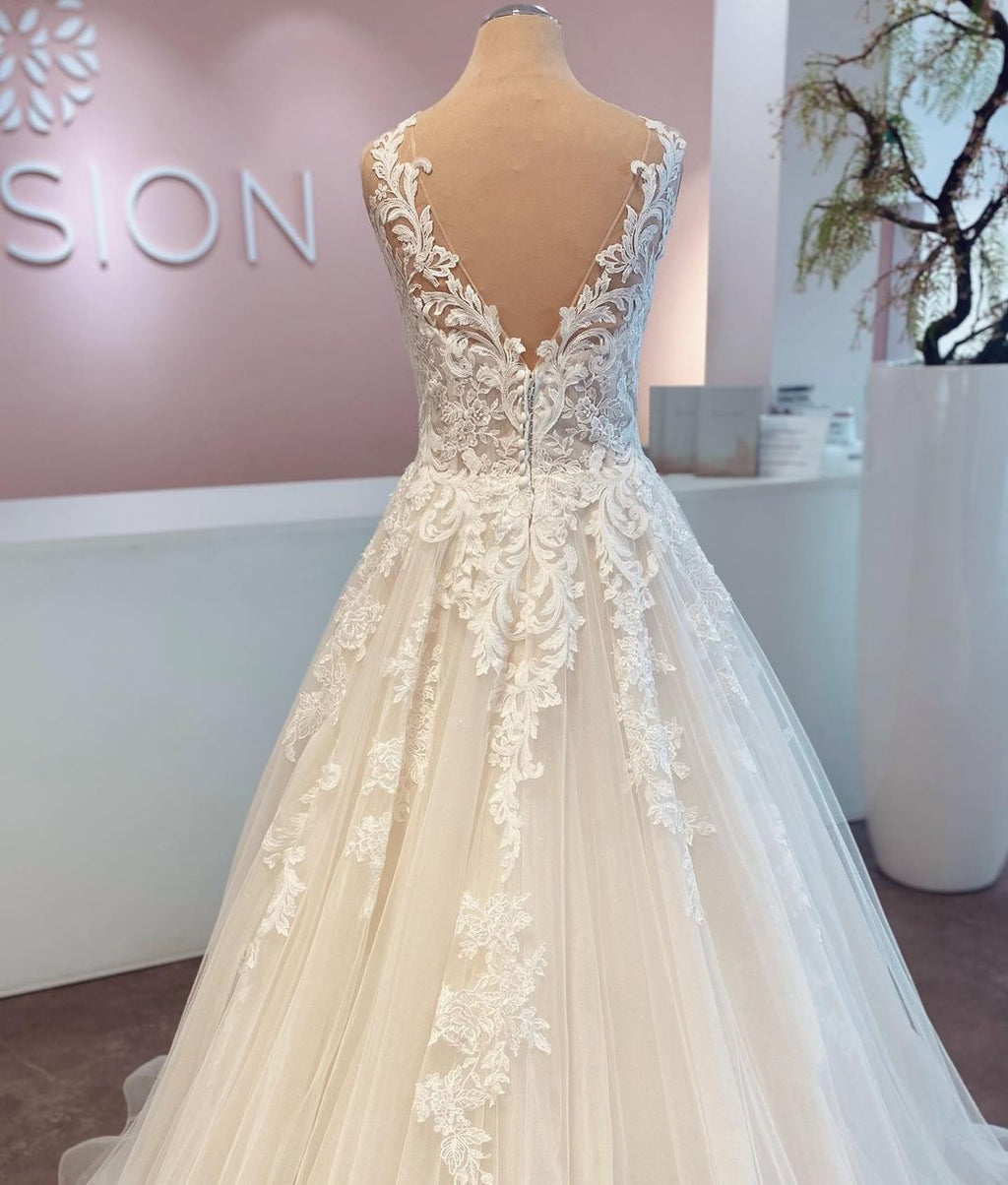Elegante vestido de novia largo de corte A con escote en V y encaje de tul