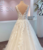 Elegante vestido de novia largo de corte A con escote en V y encaje de tul
