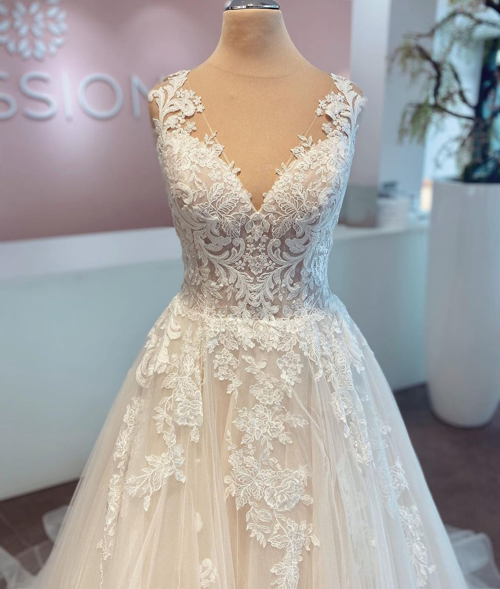 Elegante vestido de novia largo de corte A con escote en V y encaje de tul