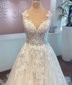 Elegante vestido de novia largo de corte A con escote en V y encaje de tul