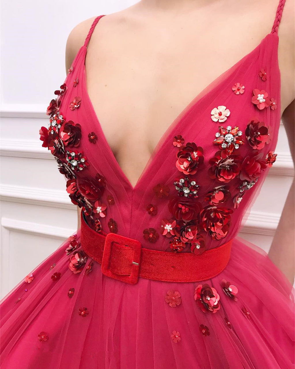 Robe de bal élégante longue en tulle à col V et coupe trapèze