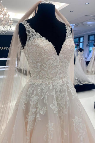 Elegantes vestidos de novia largos de corte A, escote en V, tul, sin mangas y con encaje.