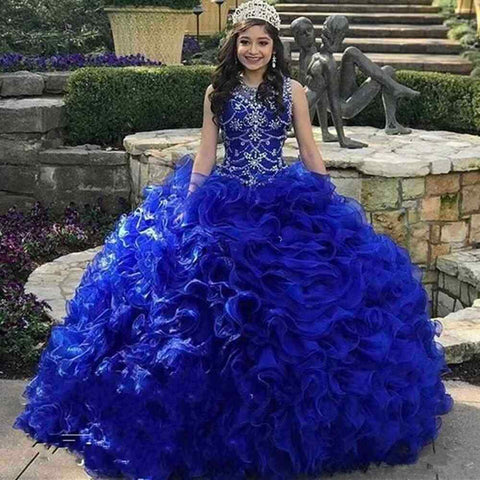 Robe de bal longue et élégante en tulle bleu royal ornée de bijoux et de perles, idéale pour une quinceañera.