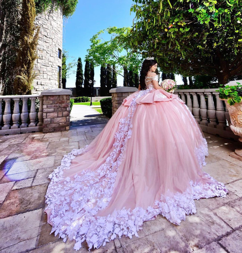 Robe de bal longue et élégante, épaules dénudées, ornée d'appliqués de dentelle et de tulle, idéale pour une quinceañera.