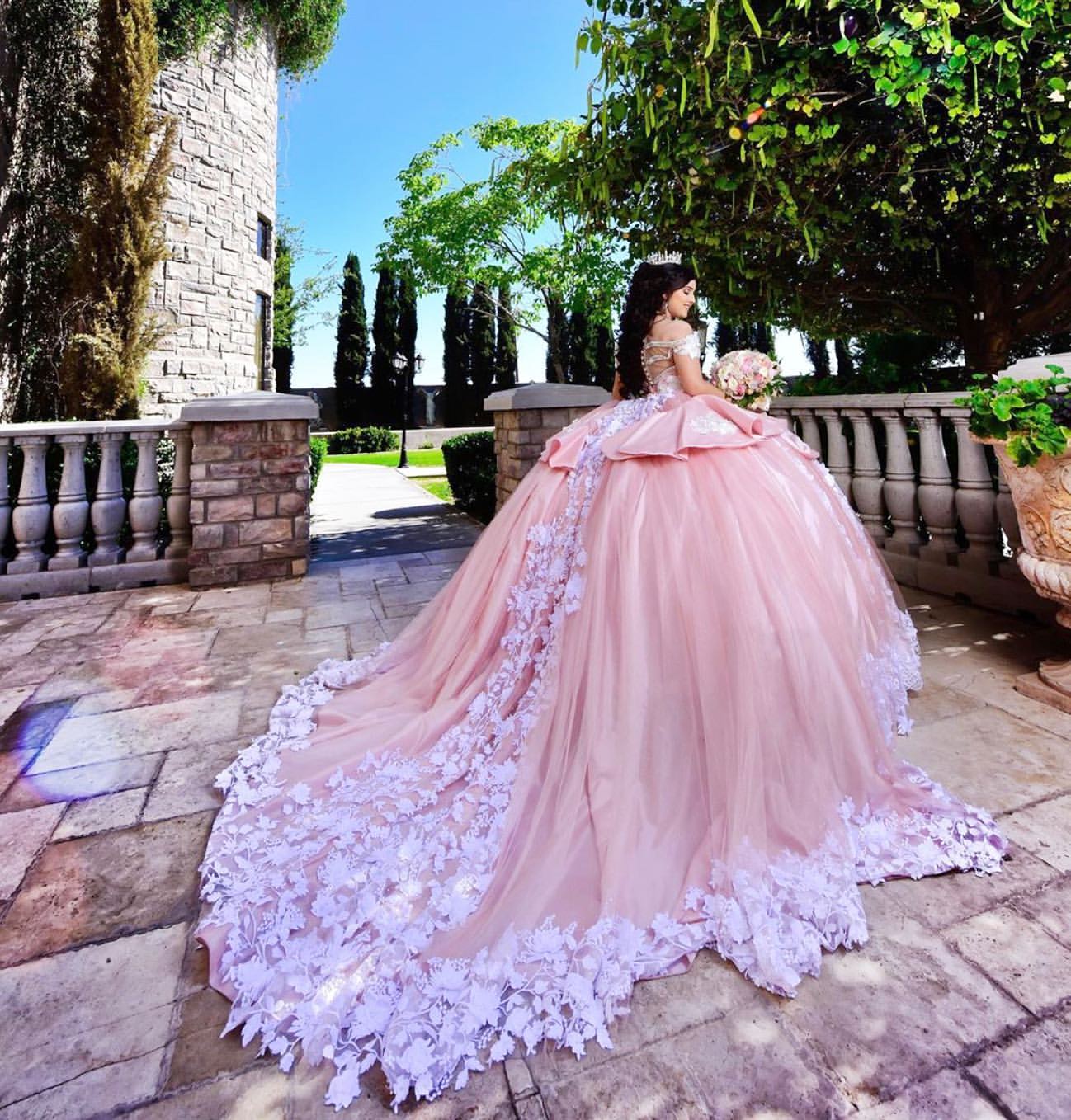 Robe de bal longue et élégante, épaules dénudées, ornée d'appliqués de dentelle et de tulle, idéale pour une quinceañera.