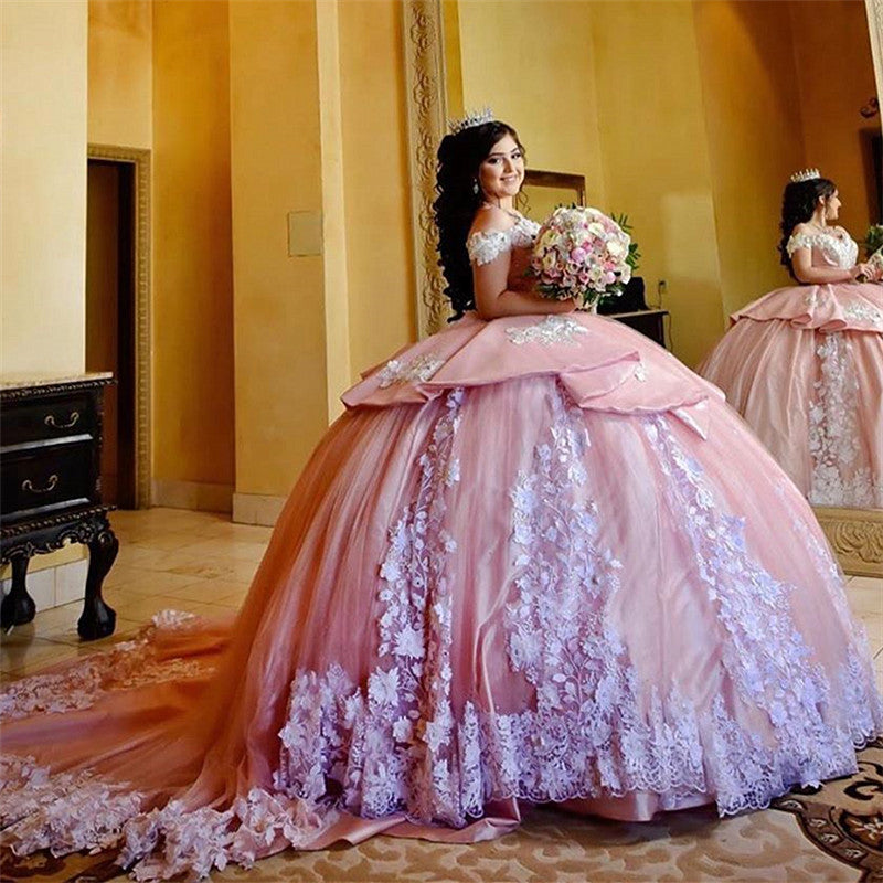 Robe de bal longue et élégante, épaules dénudées, ornée d'appliqués de dentelle et de tulle, idéale pour une quinceañera.