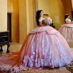 Robe de bal longue et élégante, épaules dénudées, ornée d'appliqués de dentelle et de tulle, idéale pour une quinceañera.