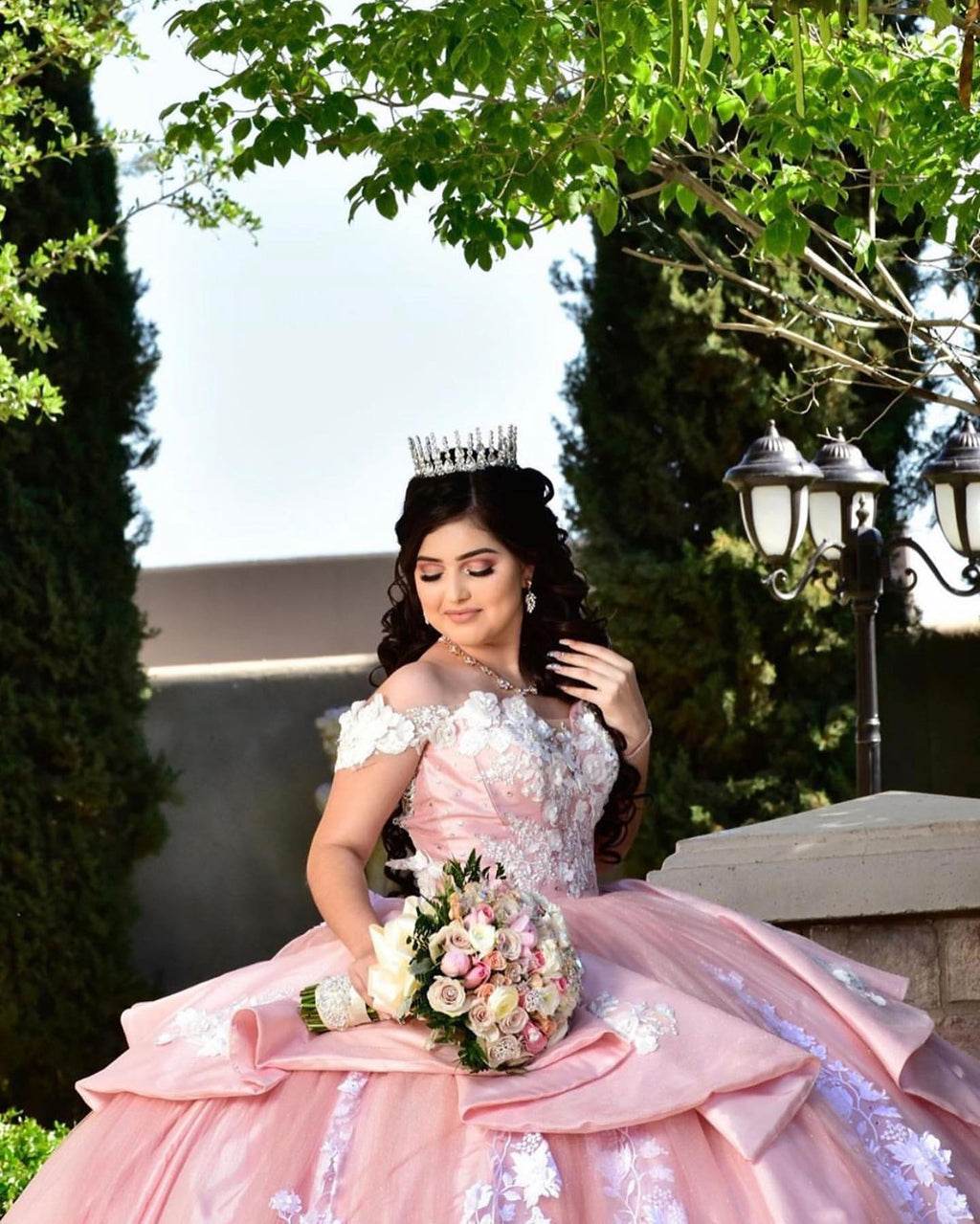 Robe de bal longue et élégante, épaules dénudées, ornée d'appliqués de dentelle et de tulle, idéale pour une quinceañera.