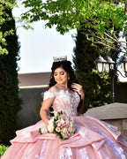 Robe de bal longue et élégante, épaules dénudées, ornée d'appliqués de dentelle et de tulle, idéale pour une quinceañera.