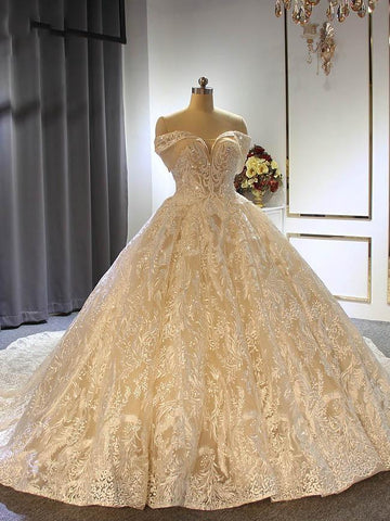 Elegante vestido largo de novia de corte princesa con hombros descubiertos, tul y encaje