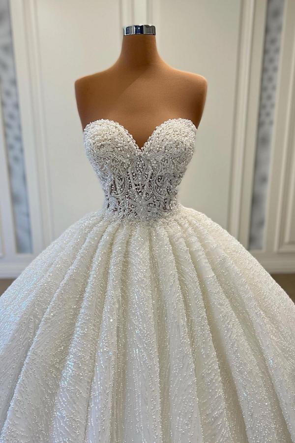Robe de mariée longue élégante à décolleté cœur, sans manches, en tulle et dentelle à sequins