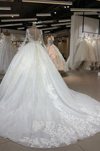 Robe de mariée longue élégante en tulle à décolleté cœur et manches