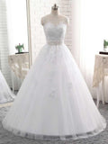 Elegante vestido de novia largo de tul con cordones, blanco.