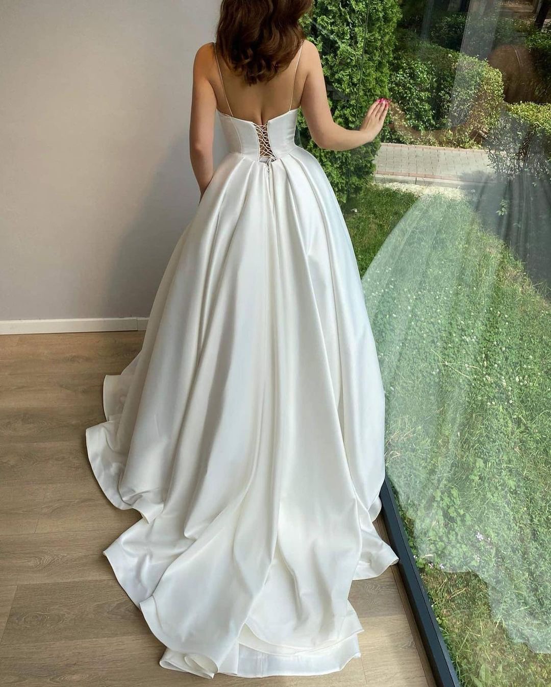 Elegante vestido de novia largo de corte princesa con escote corazón y tirantes finos, de satén.