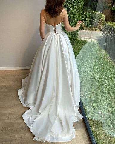 Elegante vestido de novia largo de corte princesa con escote corazón y tirantes finos, de satén.