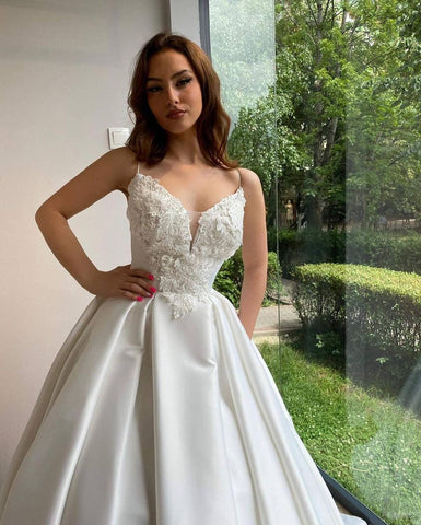 Elegante vestido de novia largo de corte princesa con escote corazón y tirantes finos, de satén.