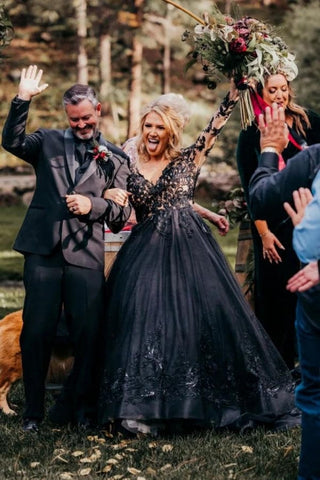 Elegantes vestidos de novia largos negros de corte A, escote en V, mangas largas y encaje.
