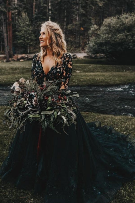 Robe de mariée noire élégante, longue, coupe trapèze, col en V, manches longues et dentelle.