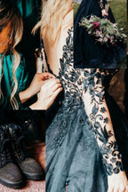 Robe de mariée noire élégante, longue, coupe trapèze, col en V, manches longues et dentelle.