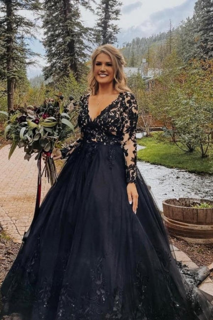 Robe de mariée noire élégante, longue, coupe trapèze, col en V, manches longues et dentelle.
