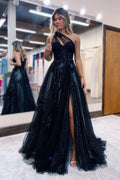 Élégante robe de bal noire longue asymétrique en dentelle avec fente.