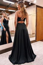 Elegante vestido largo de fiesta negro, con escote en V, corte en A, lentejuelas, sin mangas y abertura.
