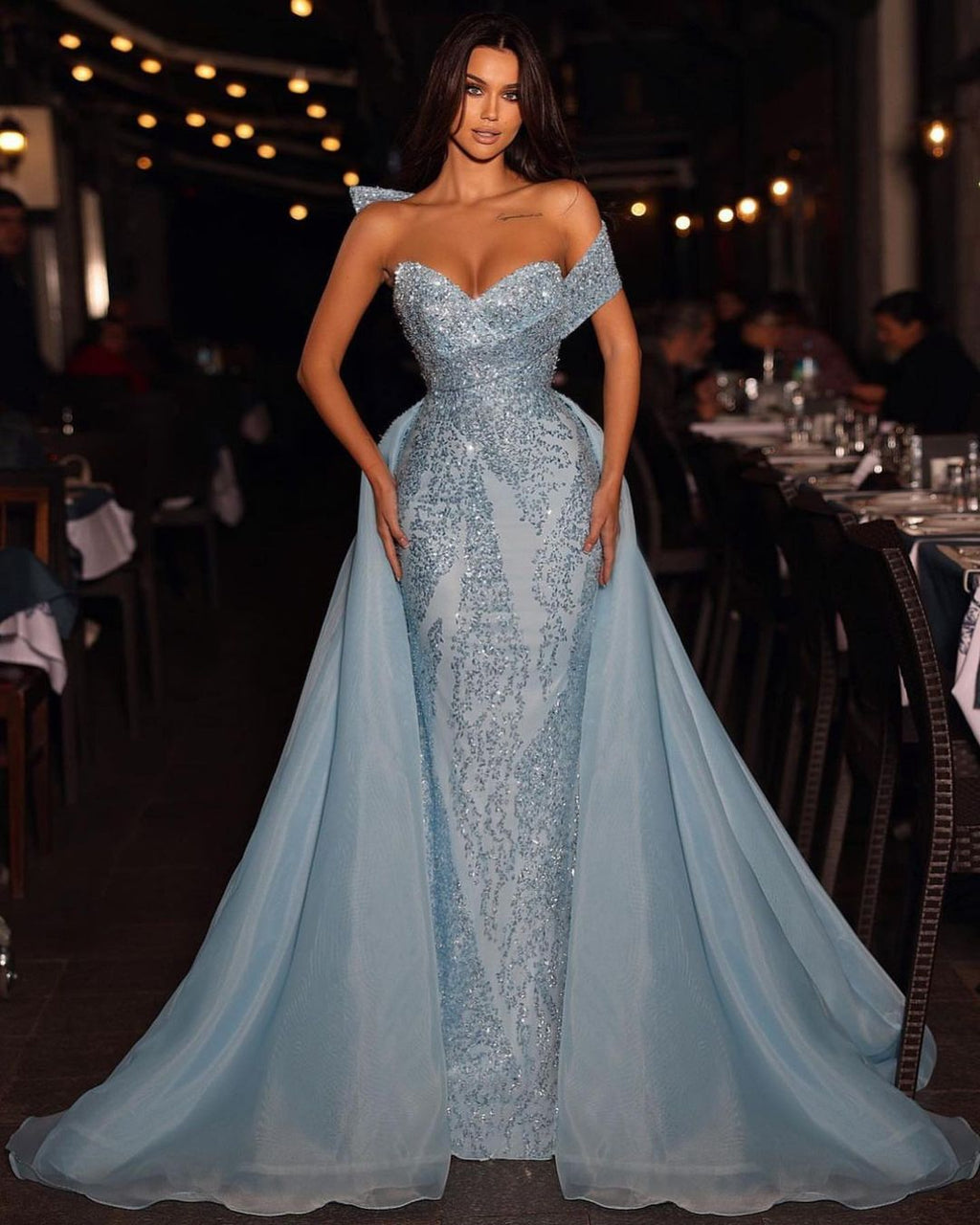 Robe de bal longue et élégante, bleue, coupe trapèze, épaules dénudées, sans manches, à paillettes, avec traîne amovible