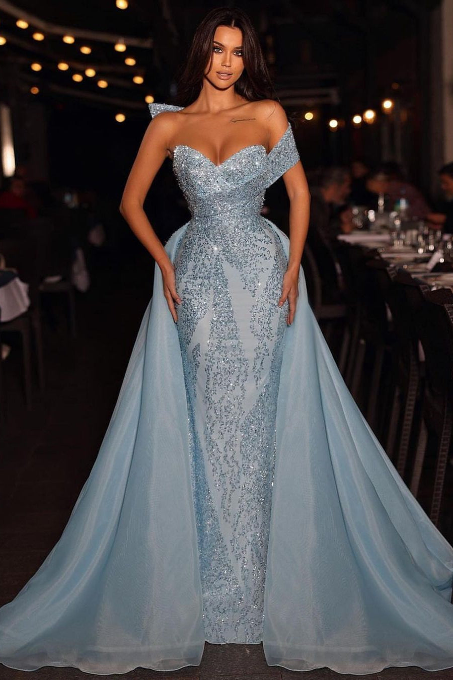 Robe de bal longue et élégante, bleue, coupe trapèze, épaules dénudées, sans manches, à paillettes, avec traîne amovible
