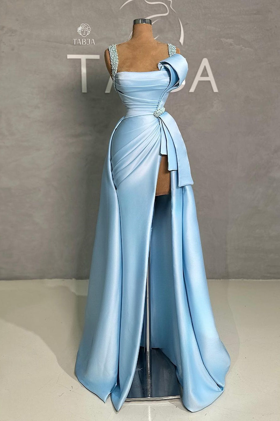 Elegante vestido largo de fiesta azul, corte en A, con tirantes, perlas, sin mangas y abertura.