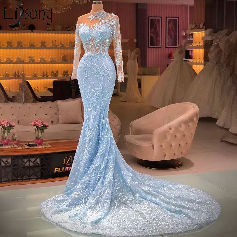 Elegante vestido largo de sirena azul con mangas largas, encaje y cola.