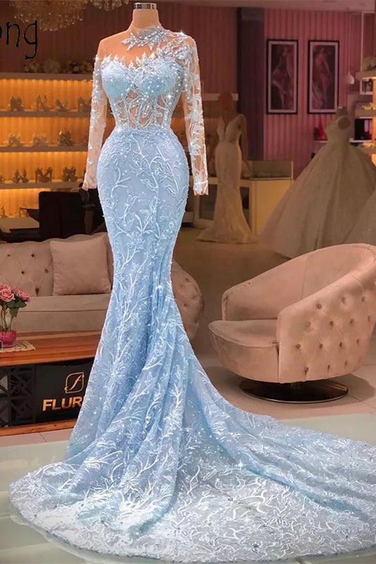 Elegante vestido largo de sirena azul con mangas largas, encaje y cola.