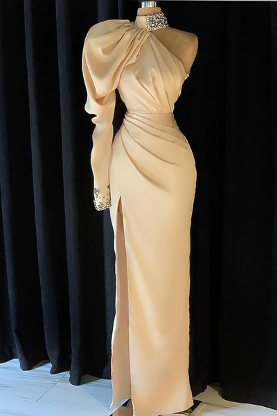 Elegante vestido largo de fiesta color champán con cuello alto, un solo hombro y abertura.