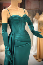 Robe de bal élégante vert foncé à fines bretelles et volants