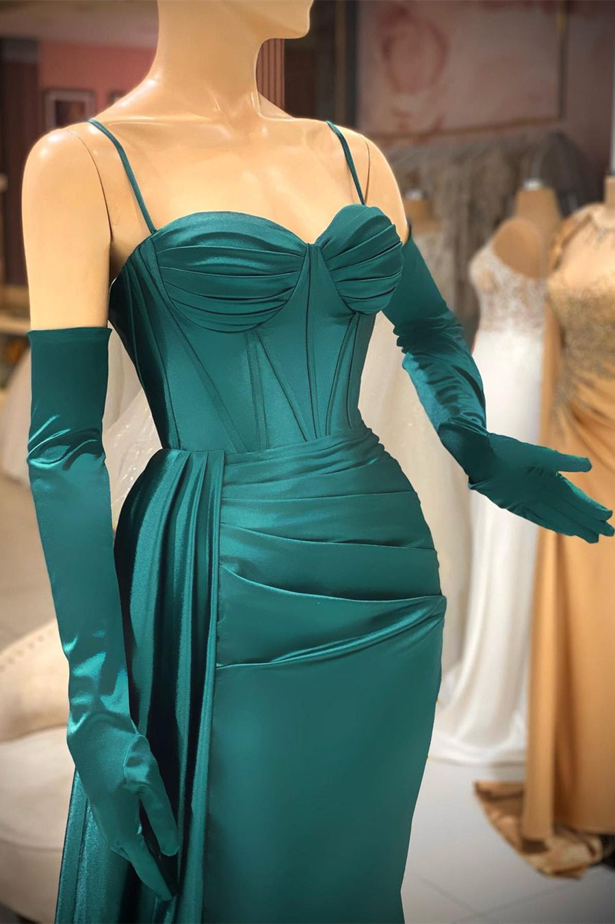 Robe de bal élégante vert foncé à fines bretelles et volants