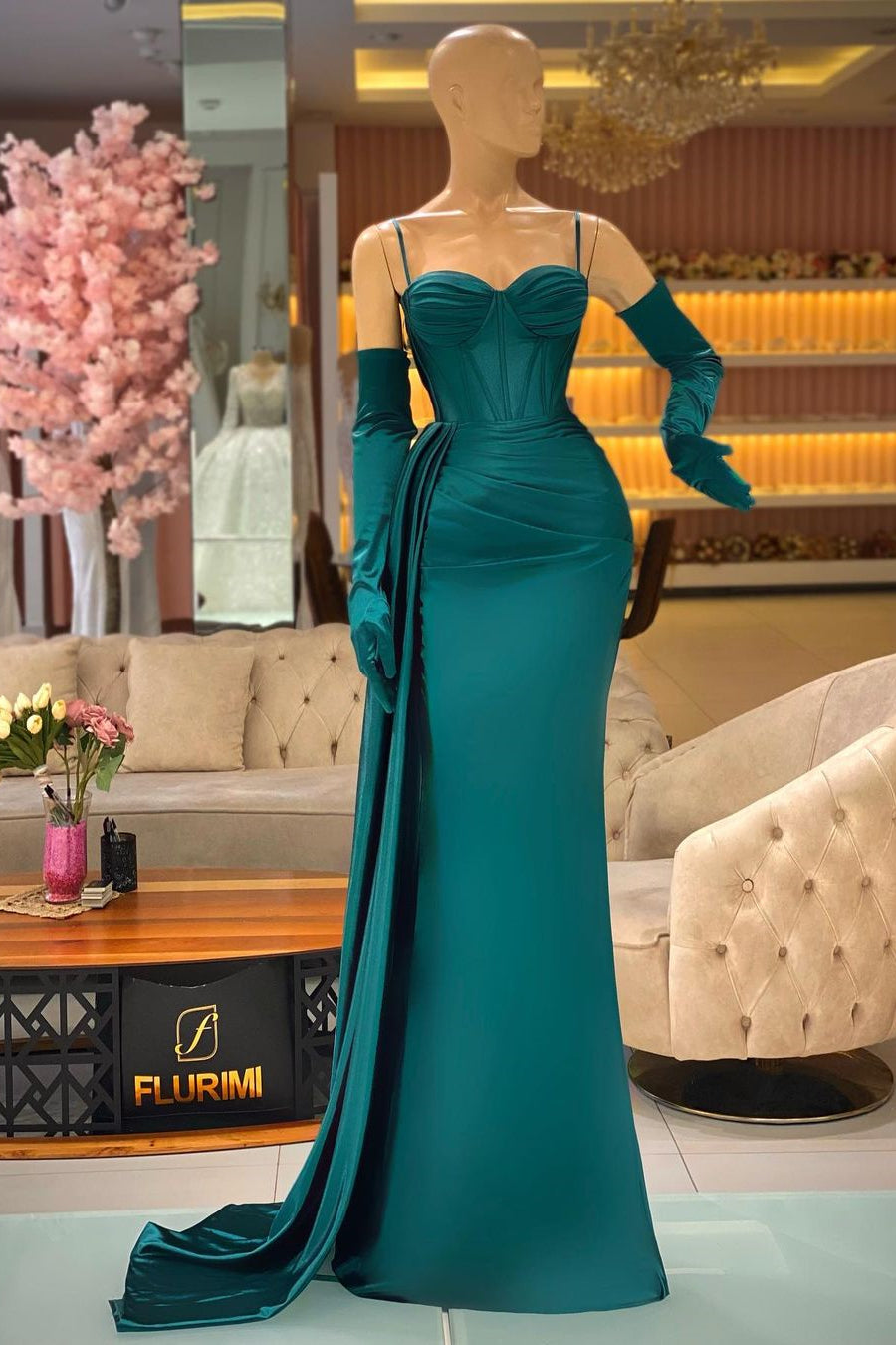 Robe de bal élégante vert foncé à fines bretelles et volants