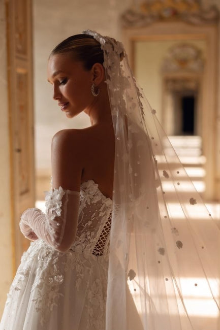 Élégantes robes de mariée longues ivoire, coupe trapèze, bustier en dentelle, décolleté cœur