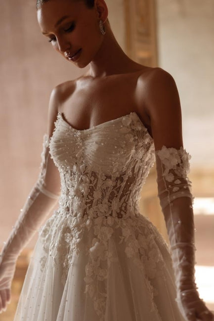 Élégantes robes de mariée longues ivoire, coupe trapèze, bustier en dentelle, décolleté cœur