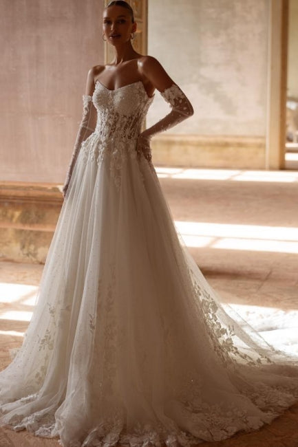Élégantes robes de mariée longues ivoire, coupe trapèze, bustier en dentelle, décolleté cœur