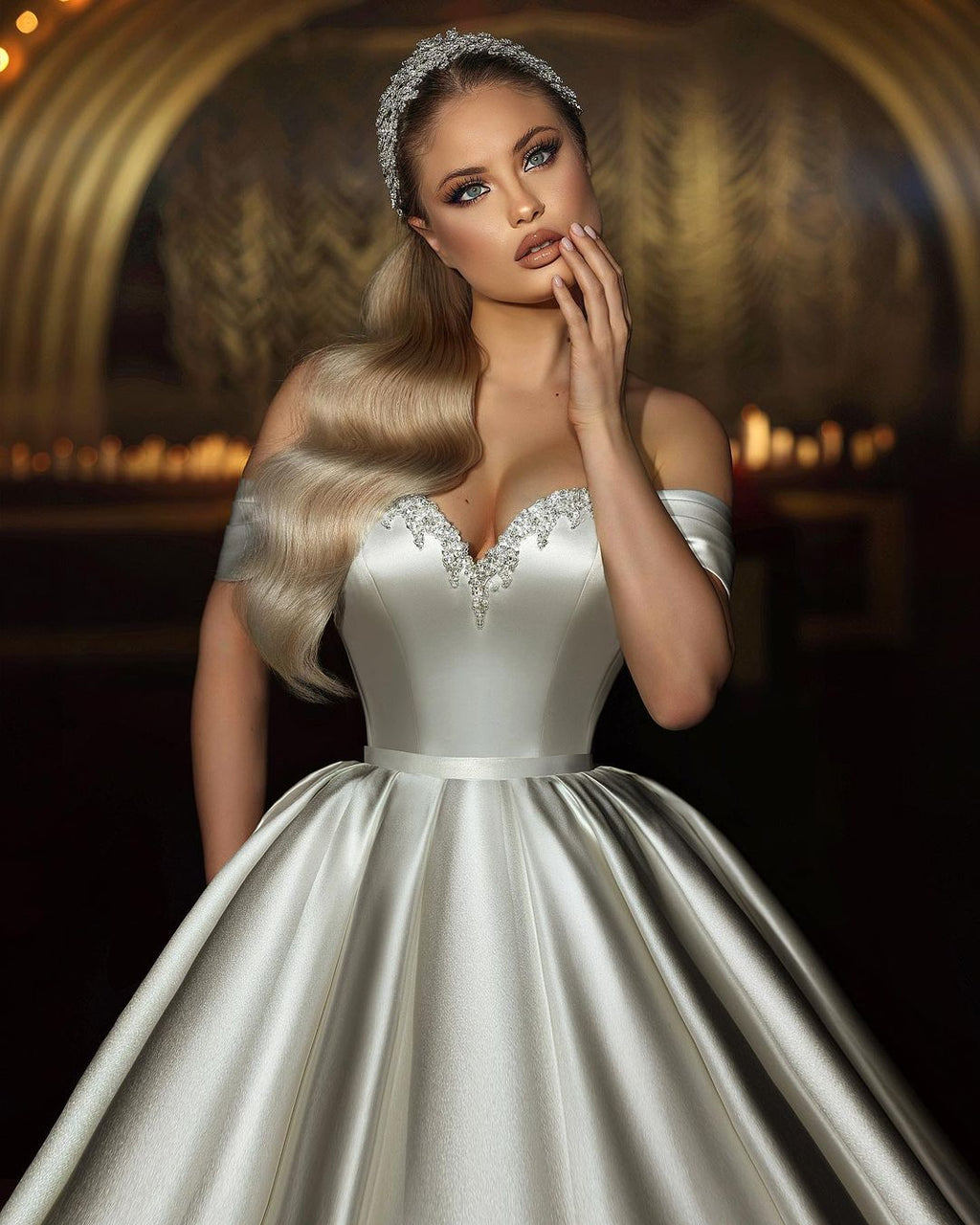 Elegante vestido de novia largo color marfil con escote corazón, hombros descubiertos, corte en A y sin mangas