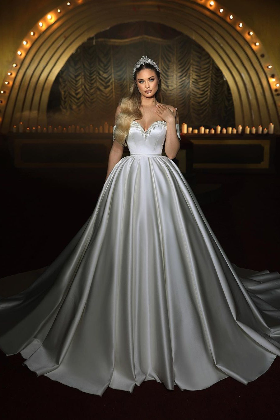 Elegante vestido de novia largo color marfil con escote corazón, hombros descubiertos, corte en A y sin mangas