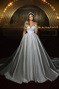 Elegante vestido de novia largo color marfil con escote corazón, hombros descubiertos, corte en A y sin mangas
