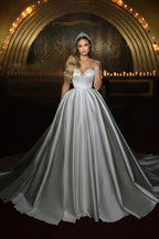 Elegante vestido de novia largo color marfil con escote corazón, hombros descubiertos, corte en A y sin mangas