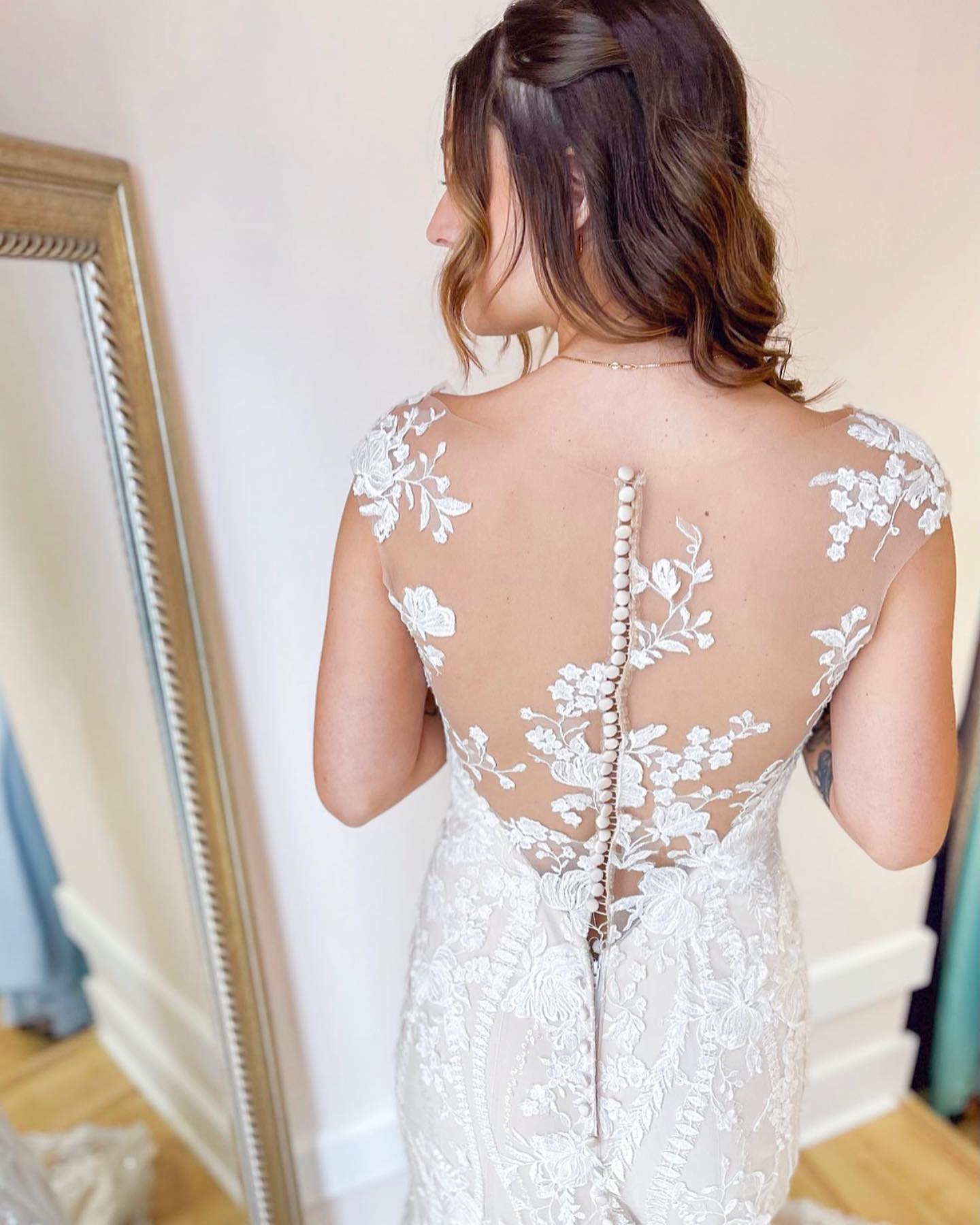 Robe de mariée élégante longue sirène bateau appliques dentelle dos nu