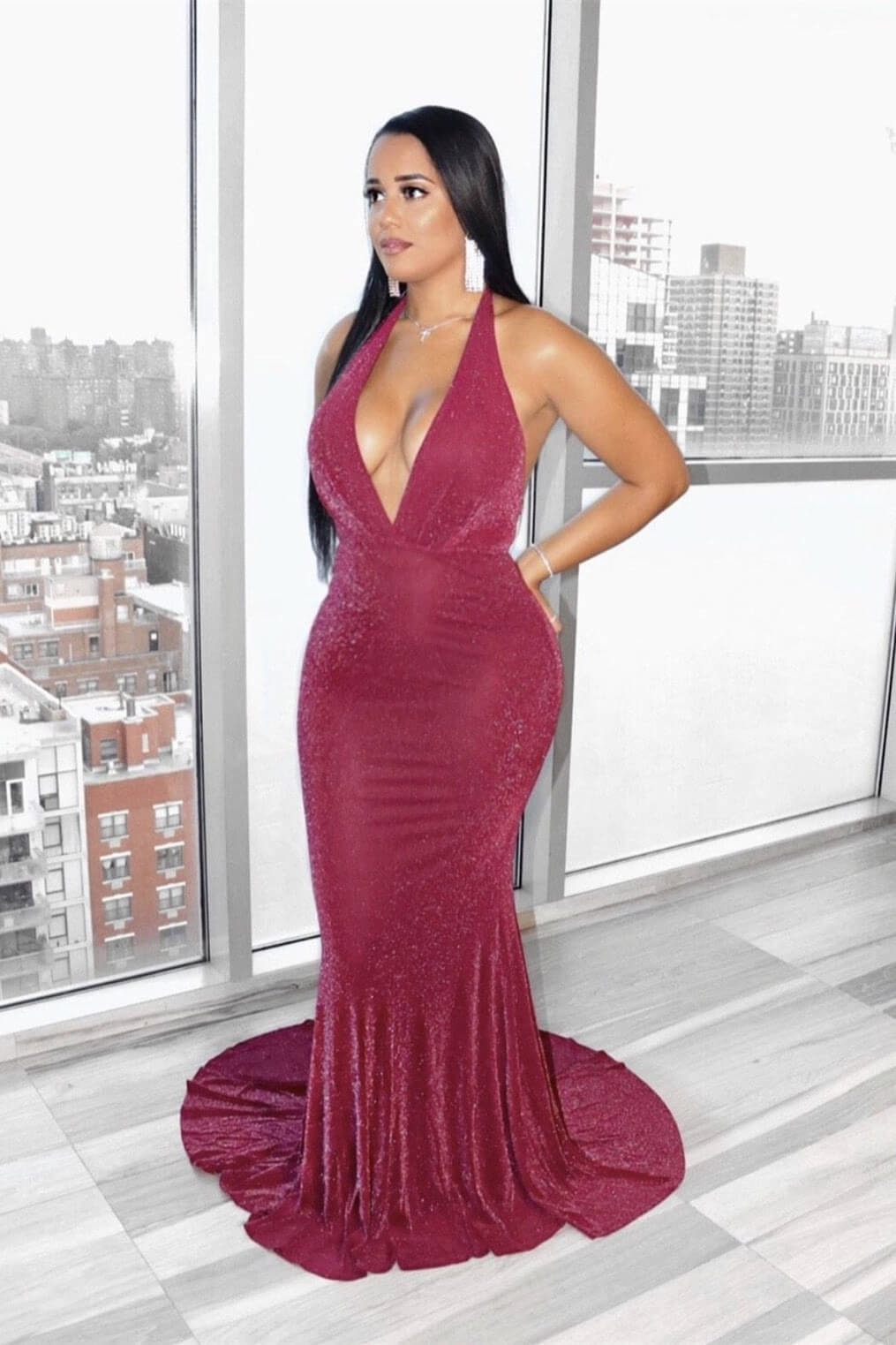 Elegante vestido largo de sirena sin mangas con escote halter y cuello en V para baile de graduación