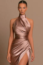 Elegante vestido largo de sirena de satén con cuello alto y abertura para baile de graduación.