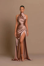 Elegante vestido largo de sirena de satén con cuello alto y abertura para baile de graduación.