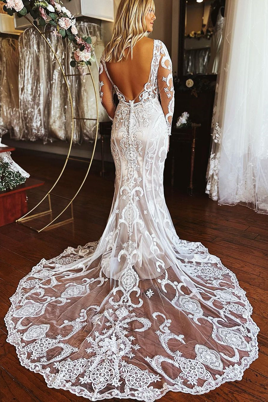 Elegante vestido de novia largo de sirena con encaje, mangas largas y apliques