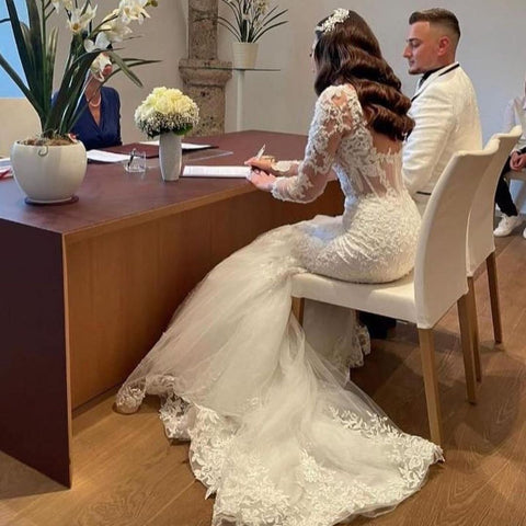 Elegantes vestidos de novia largos de sirena con encaje, espalda descubierta y mangas