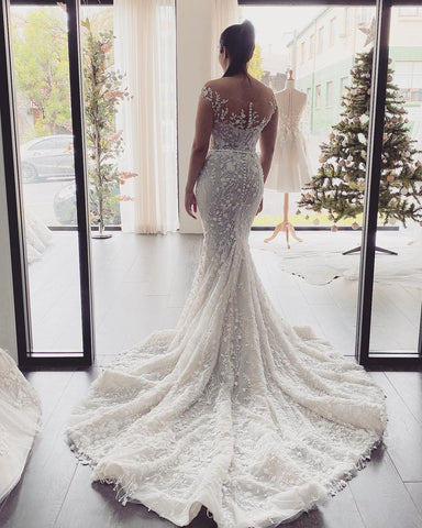 Elegante vestido de novia largo de sirena con hombros descubiertos, apliques de encaje y espalda descubierta